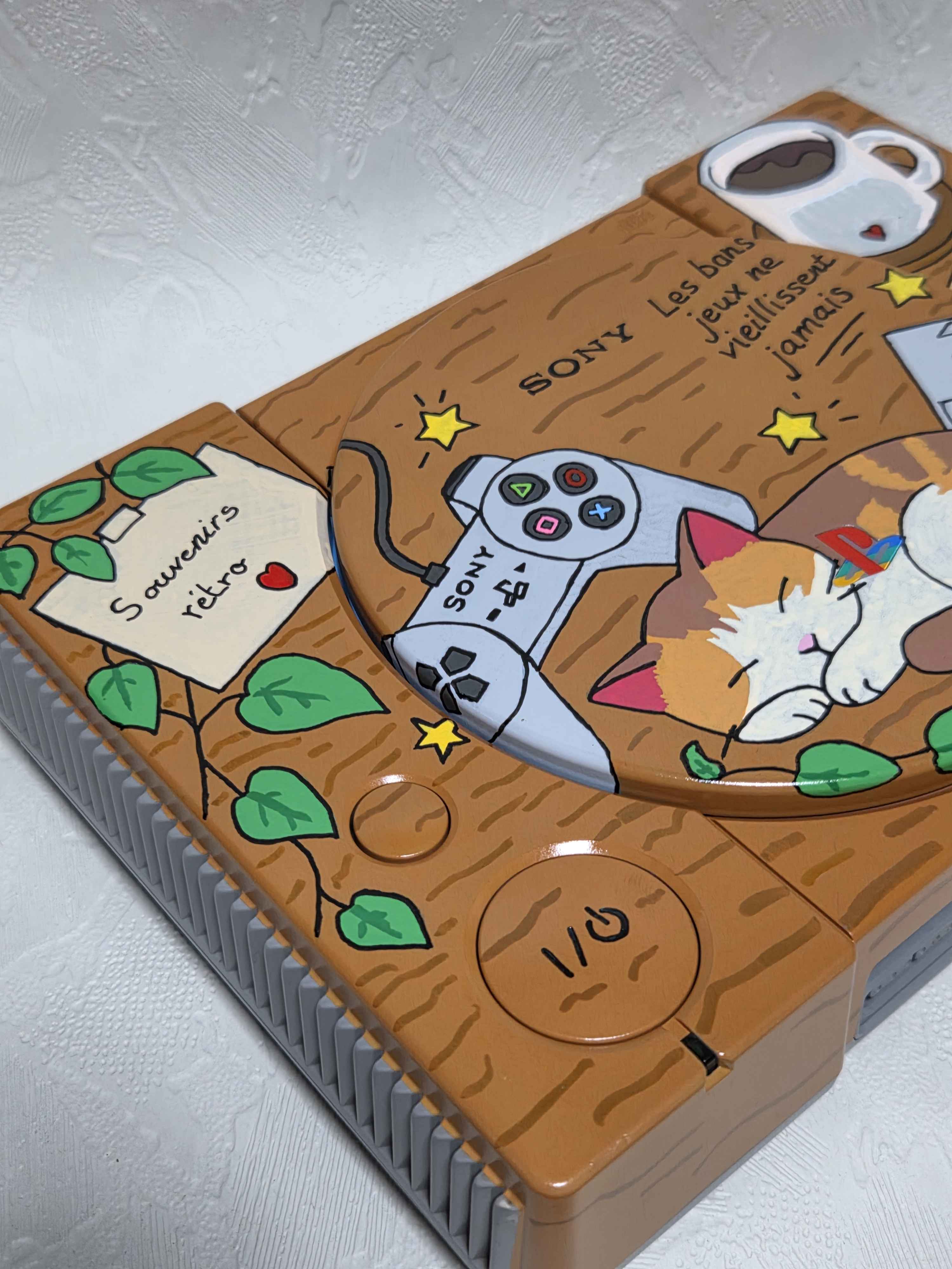 Détail de la console avec le cadeau et son étiquette personnalisable